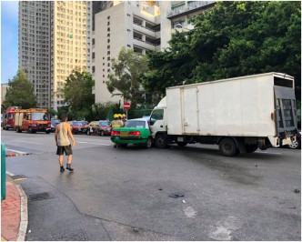 货车拦腰撞向的士。图片：网民Ming Wong