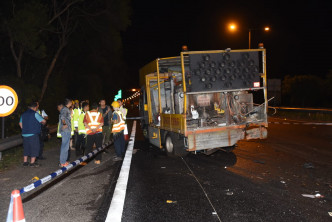 私家車青朗公路撞工程車，修路工捲車底亡。