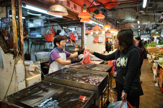 虾和鱼等海鲜都受市民欢迎。