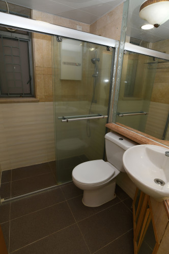浴室设有独立淋浴间，有助一室乾爽。
