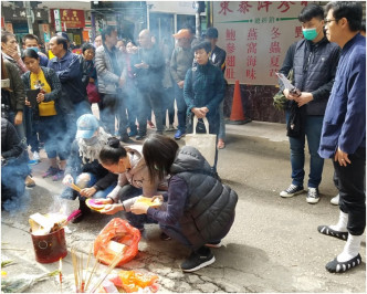 死者陈瑞意的家人一行10人进行路祭。杨伟亨摄