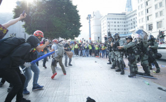 示威者與警員爆發衝突。