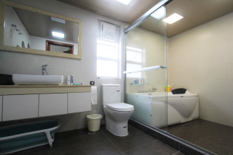 浴室兼备浴缸及淋浴间，可满足住户的不同需要。