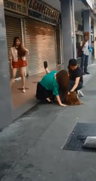 新加坡4名女子街头互殴 。网上图片