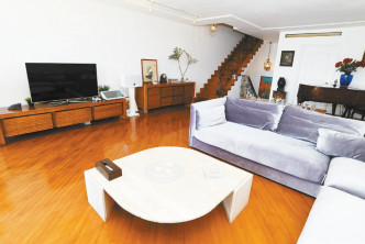 家庭厅空间充裕，可摆放特大转角沙发及三角钢琴等。