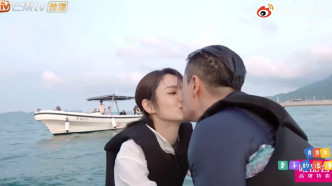 结果二人在船上亲吻了事。