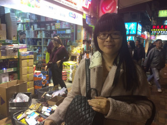 来自清远的李女士表示，香港好多货品平靓正，值得人买。