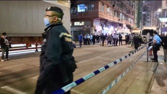 大批警員晚上到碧街和東安街拉起封鎖綫。陳凱欣FB截圖