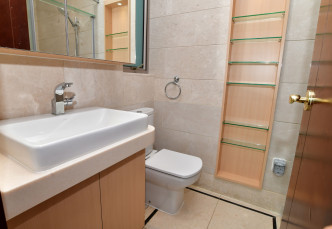 浴室设有横向大镜，可提升空间感。