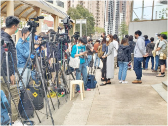 半百傳媒在馬鞍山警署外等戴耀廷報到。