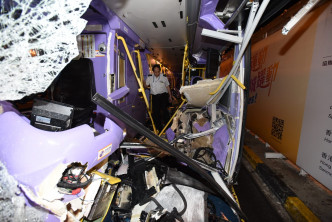 巴士车头严重损毁。
