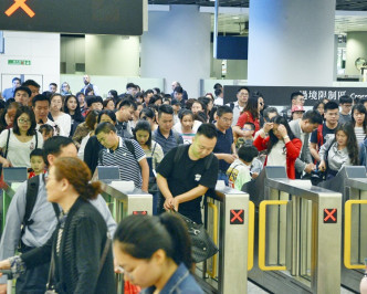 昨日經高鐵西九龍來港人次有55791，經西九龍出境人次有28304人次。
