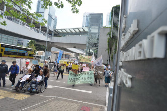 村民到立法会外请愿。