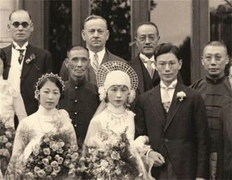 严幼韵（前排左二）和第一任丈夫杨光泩（前排右二）大婚的照片。网上图片
