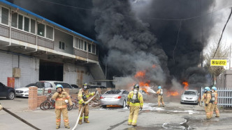 南韩仁川工业区化工厂大火，现场浓浓黑烟不断窜出。(网图)