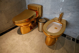 客房內浴缸、馬桶均是由鍍金打造。網圖