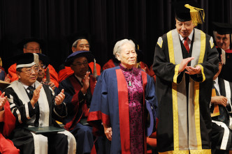 「三嫂」於2009年獲港大頒授名譽大學院士。
