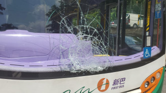 巴士擋風玻璃爆裂。 楊偉亨攝