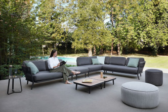 Diphano Diamond系列的组合沙发可供自由组合、拆开或重新排列，轻巧的铝制椅框更便于移动，兼具舒适感。