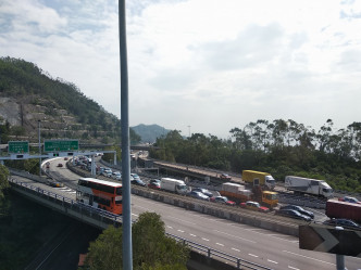 大橋下層已開放行車。 ‎香港突發事故報料區fb/網民工友圖