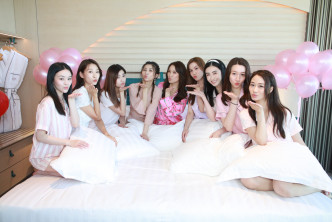 張秀文同劉倩婷齊齊擔任粉紅組領隊，為組員準備「迎新小禮物」。