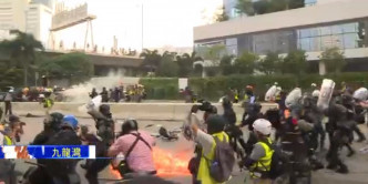 示威者投掷汽油弹。Now新闻截图