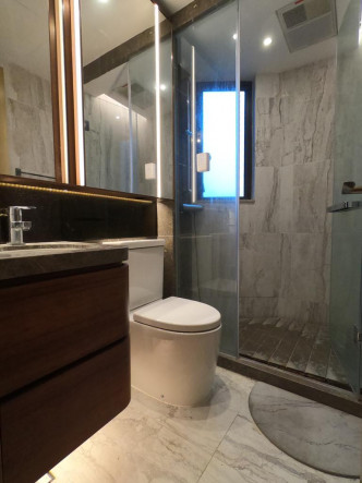 浴室鏡櫃置有滲光燈槽，有效補充光源。