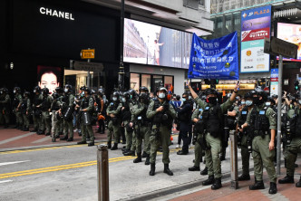 警方展示藍旗警告人群散去。