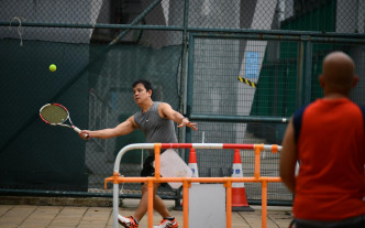 市民利用围栏做起网球网，打起网球运动。