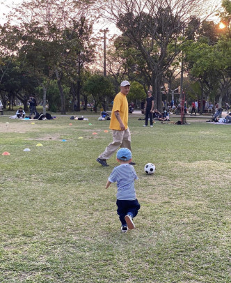 樂仔愛帶Cody到公園鍚波，玩得樂極忘形