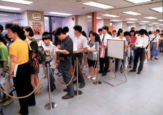 香港市民回歸前申領BNO。資料圖片