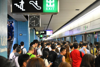九龍塘站出現大批人潮。