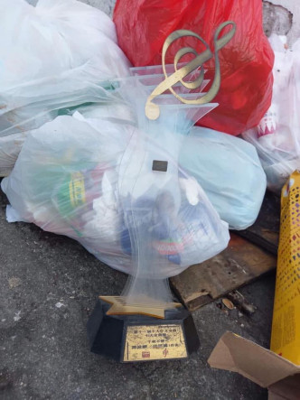 今日网上流传一张第十一届「十大中文金曲奖」弃置垃圾堆的相片。