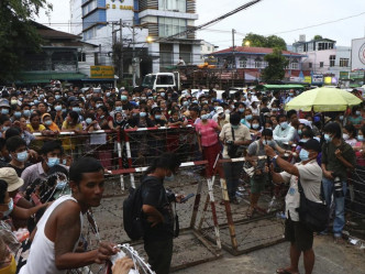 缅甸当局今天宣布释放2,000多名反政变抗议人士。美联社图片