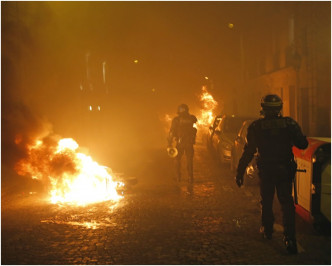 有示威者縱火焚燒垃圾桶及放火燒電單車。 AP
