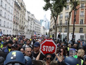 法國內政部指全國有超過23萬人示威。AP