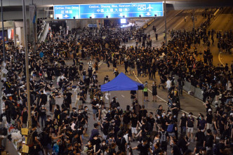 大批示威者佔據夏慤道