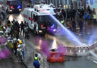 較早前水炮車在荃灣大河道發射水柱試圖撞散路障。