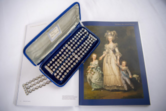 玛丽皇后两条具200年历史的钻石手链以超过6,300万港元成交。 （美联社）