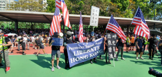 有參加者帶同美國國旗遊行。