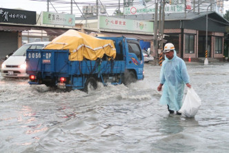 屏东地区雨势强烈。网上图片