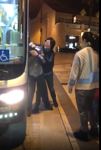 大媽與親友怒打巴士司機。
巴士台 HK Bus Channel影片截圖