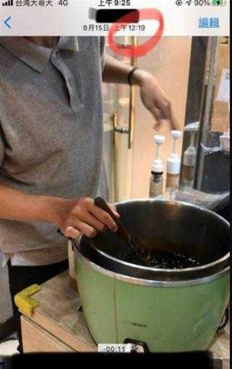 台灣一名飲品店男店員將珍珠吐回電飯鍋中。「爆料公社」截圖