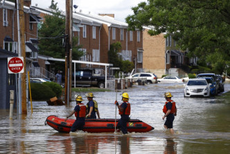 费城消防员进行搜救。AP图片
