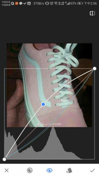 有网民矫正原相的白平衡，相片显示球鞋是粉白色。网图