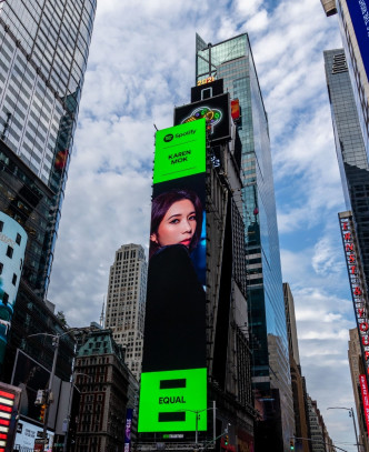Karen照片出现在纽约时代广场的LED萤幕。