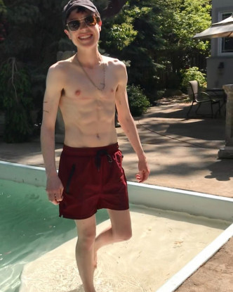 Elliot公开泳装相，身形超Fit。