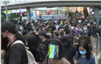 人群开始占据铜锣湾记利佐治街。NOW新闻截图