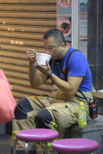 李先生更全面開放茶餐廳予消防員休息。黃文威攝