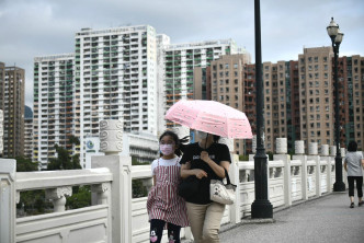 本港預測大致多雲，間中有驟雨及幾陣狂風雷暴。